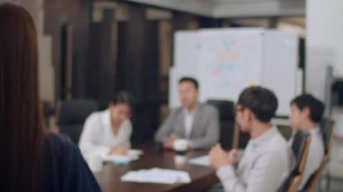 Asya 'lı işadamları ve iş kadınları beyin fırtınası ile buluşuyor iş sunumu projesini yürütüyorlar iş arkadaşları birlikte çalışıyorlar başarı stratejisi planlıyorlar küçük modern gece ofisinde takım çalışmasının keyfini çıkarıyorlar.