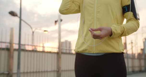 Hermosa Joven Atleta Asia Ejercicios Señora Utilizando Smartphone Para Escuchar — Vídeos de Stock