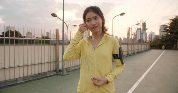 Hermosa Joven Atleta Asia Ejercicios Señora Utilizando Smartphone Para Escuchar — Vídeo de stock