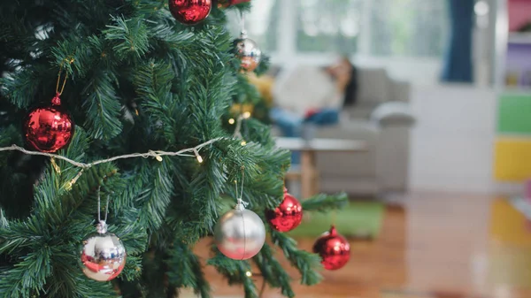 Zbliżenie choinki i dekoracje świąteczne w salonie w domu. — Zdjęcie stockowe