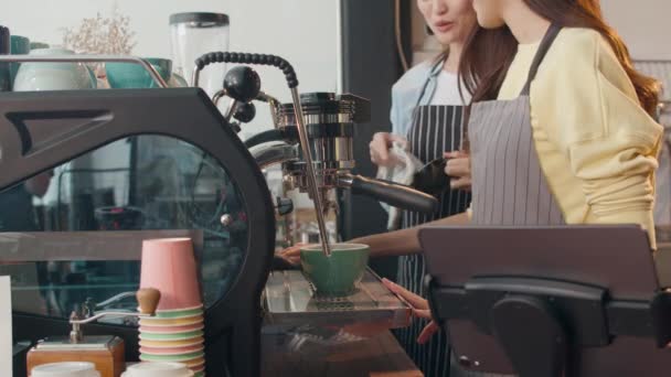 Mooie Jonge Asia Dame Barista Werken Met Koffiezetapparaat Coffeeshop Twee — Stockvideo