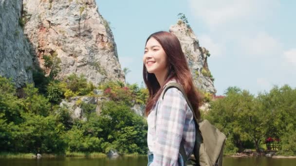 Веселая Молодая Азиатка Путешественница Рюкзаком Гуляющая Горному Озеру Корейская Девочка — стоковое видео
