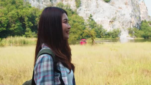 Sırt Çantalı Asyalı Neşeli Genç Gezgin Bayan Dağ Gölünde Yürüyor — Stok video