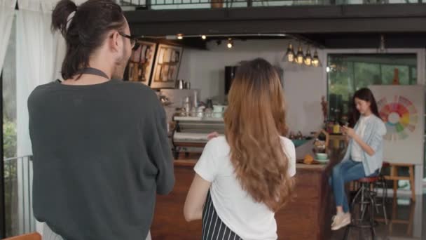 아시아의 바리스타는 카페에서 행복하게 이야기한다 현대인 커피숍에 사업주 친구들이 있습니다 — 비디오