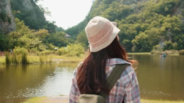 Χαρούμενος Νεαρός Ταξιδιώτης Ασιατική Κυρία Σακίδιο Πόδια Στο Βουνό Λίμνη — Αρχείο Βίντεο