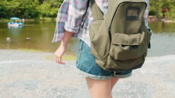 Joven Viajero Alegre Señora Asiática Con Mochila Caminando Lago Montaña — Vídeos de Stock