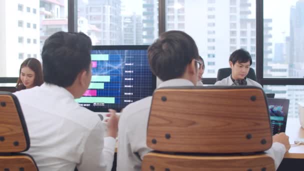 千禧集团的年轻亚洲商人和女商人在小的现代城市办公室 日本男性上司教实习生或新员工韩国人帮助做困难的工作 — 图库视频影像