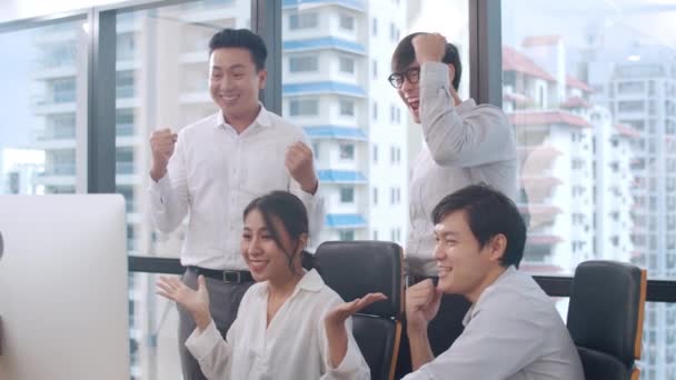 若いビジネスマンの千年グループアジアのビジネスマンやビジネスマンは 小さな近代的なオフィスの会議室で幸せと署名契約や契約を感じて5を与えた後 お祝いします — ストック動画