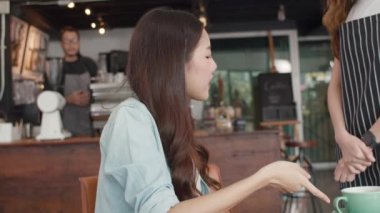 Genç Asya 'lı serbest çalışan bayan garson ile bin yıllık müşteri anlaşmazlığı kafeterya kötü servisinden memnun değil, çılgın hayal kırıklığına uğramış müşteriler yanlış sipariş kahve dükkanından şikayetçi..