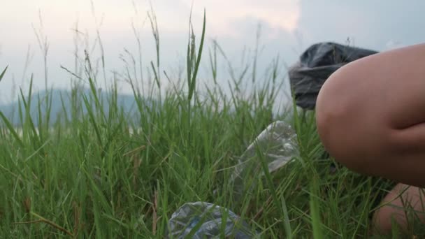 快乐的亚洲青年积极分子在森林里收集塑料垃圾 韩国女性志愿者帮助保持自然清洁和捡垃圾 环境保护及污染问题的概念 — 图库视频影像