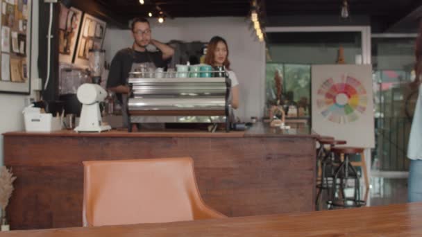 Alegre Joven Asiática Freelance Dama Que Trabaja Ordenador Portátil Cafetería — Vídeo de stock