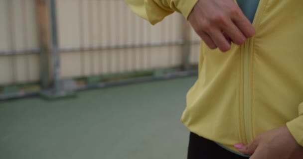 Mooie Jonge Asia Atleet Dame Oefeningen Met Behulp Van Smartphone — Stockvideo