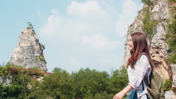 Allegro Giovane Viaggiatore Signora Asiatica Con Zaino Piedi Lago Montagna — Video Stock