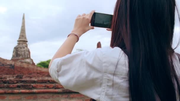Podróżująca Azjatka Korzystająca Smartfona Robienia Zdjęć Podczas Wakacyjnej Podróży Ayutthaya — Wideo stockowe