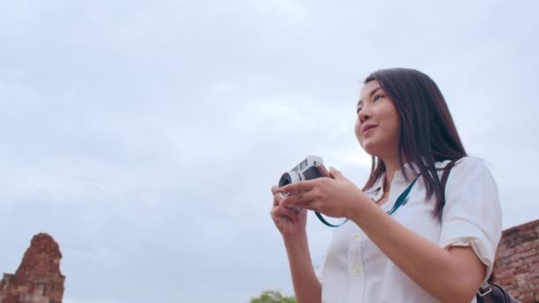 Ταξιδιώτρια Ασιάτισσα Γυναίκα Χρησιμοποιώντας Φωτογραφική Μηχανή Για Τραβήξετε Μια Φωτογραφία — Αρχείο Βίντεο