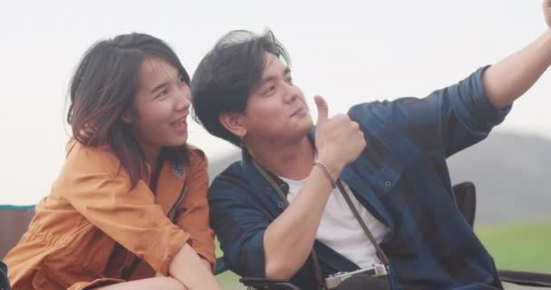 Jovens Ásia Campistas Casal Acampamento Perto Relaxar Desfrutar Momento Amor — Vídeo de Stock