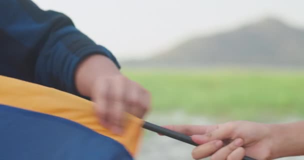 Jóvenes Campistas Asiáticas Unen Para Montar Tienda Campaña Aire Libre — Vídeo de stock