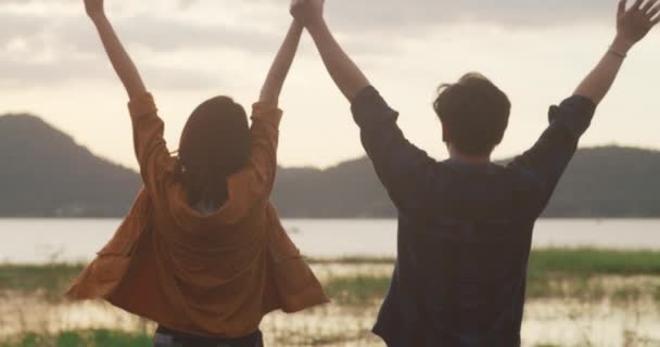 Les Jeunes Campeurs Asiatiques Couple Debout Bras Levés Camping Près — Video