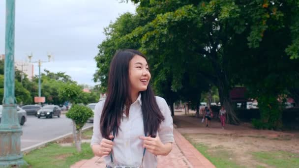 Unga Asiatiska Campare Par Stående Upp Armar Campingen Nära Stranden — Stockvideo