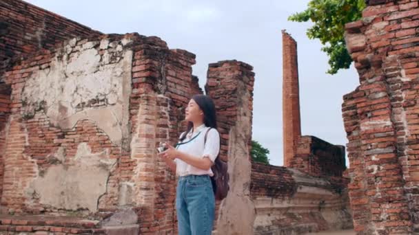 日本女性游客在泰国的Ayutthaya度假旅行时 用相机拍照 享受她在传统城市的神奇地标上的旅程 慢动作 — 图库视频影像