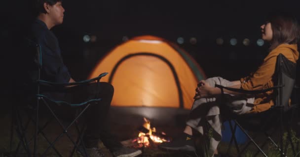 Young Asia Couple Backpackers Enjoying Camping Night Campfire Beach Male — Stock Video