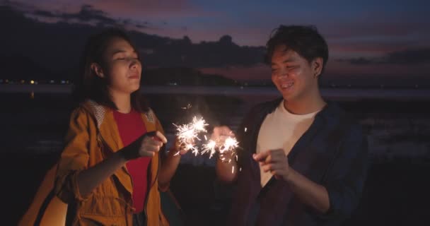 Casal Asiático Jovem Divertindo Comemora Com Luzes Sparklers Acampamento Praia — Vídeo de Stock