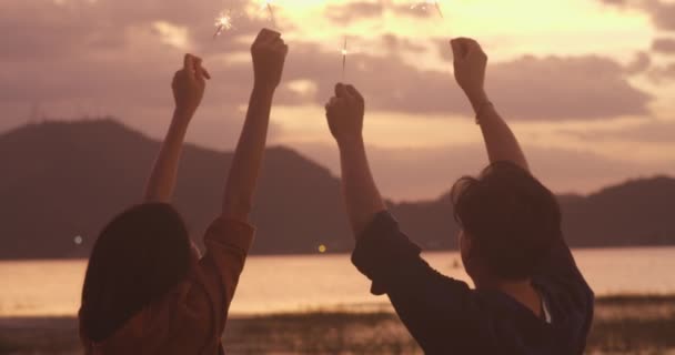 Casal Asiático Jovem Divertindo Comemora Com Luzes Sparklers Acampamento Praia — Vídeo de Stock