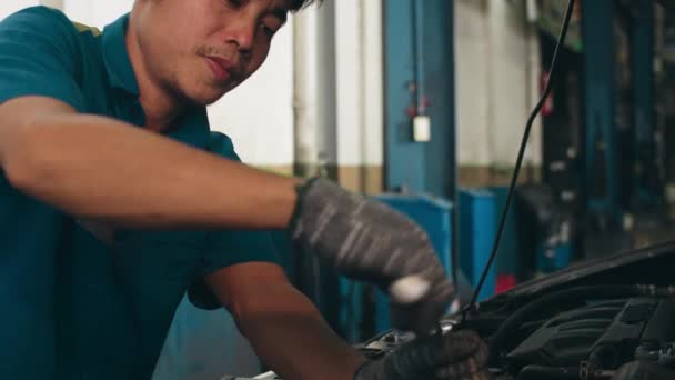 Detalles Tornillo Mecánico Profesional Del Automóvil Sobre Vehículo Levantado Estación — Vídeo de stock