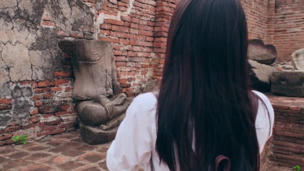 Gezgin Asyalı Kadın Fotoğraf Çekmek Için Ayutthaya Tayland Tatil Gezisi — Stok video