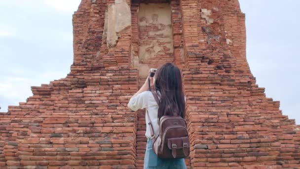 Reiziger Aziatische Vrouw Met Behulp Van Camera Voor Het Nemen — Stockvideo