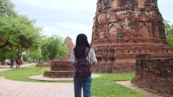 Cestovatel Asijka Tráví Dovolenou Výlet Ayutthaya Thajsko Japonská Batohem Žena — Stock video