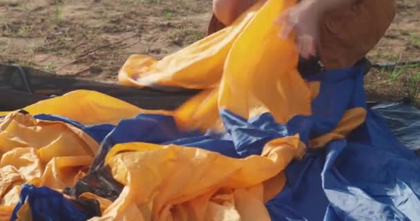 Jeune Campeurs Asiatiques Qui Montent Tente Tenue Camping Plein Air — Video