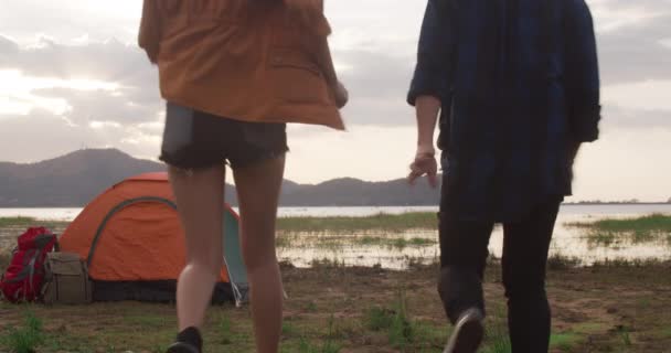 Mladí Asijští Táborníci Utíkají Zvedají Ruce Táboře Pláže Šťastný Muž — Stock video
