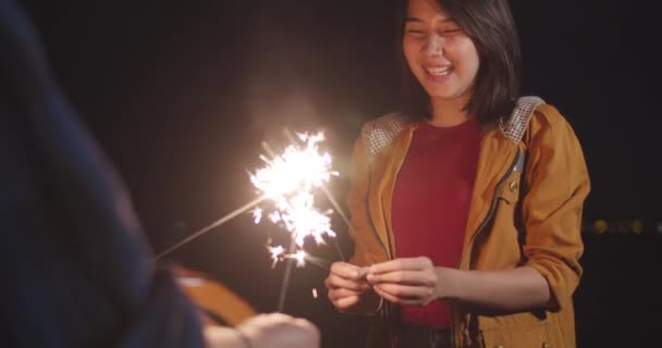 Casal Asiático Jovem Divertindo Comemora Com Luzes Sparklers Acampamento Praia — Vídeo de Stock