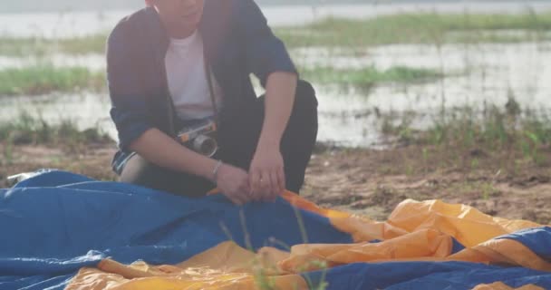 Mladý Asijské Táborníci Chlap Nastavení Stan Camping Výstroj Venku Moře — Stock video