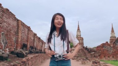 Gezgin Asyalı kadın, tatilini Ayutthaya, Tayland 'da geçiriyor. Japon sırt çantalı kadın, geleneksel kentteki inanılmaz şehir simgesinde yolculuğunun tadını çıkarıyor. Yaşam tarzı kadınlar tatil konsepti ile seyahat eder.