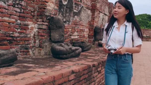 日本背包客女性在泰国的Ayutthaya度假旅行时 享受着她在传统城市中令人惊叹的里程碑般的旅程 妇女旅行度假的生活方式概念 — 图库视频影像