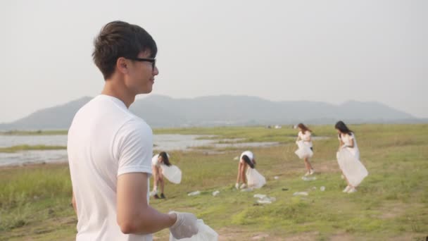 Retrato Jóvenes Voluntarios Asiáticos Ayuda Mantener Naturaleza Limpia Mirando Cámara — Vídeo de stock