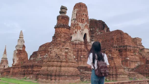 Podróżująca Azjatka Wykorzystująca Aparat Fotograficzny Zrobienia Zdjęcia Podczas Wakacyjnej Podróży — Wideo stockowe