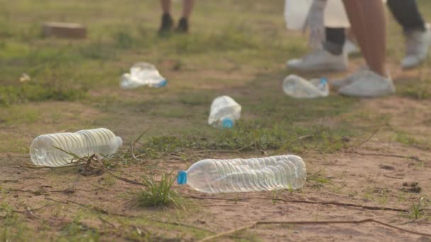 Eine Gruppe Junger Multiethnischer Aktivisten Sammelt Plastikmüll Strand Freiwillige Helfer — Stockvideo