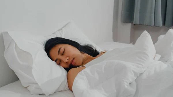 Wanita India Asia tidur di kamar di rumah. Gadis Asia muda merasa senang santai beristirahat berbaring di tempat tidur, merasa nyaman dan tenang di kamar tidur di rumah di pagi hari. — Stok Foto