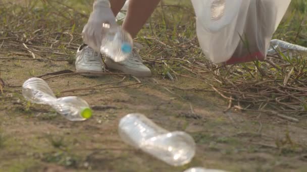 Gruppo Giovani Attivisti Multietnici Che Raccolgono Rifiuti Plastica Sulla Spiaggia — Video Stock