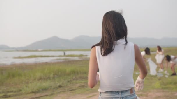 Portrait Young Asia Lady Volunteers Help Keep Nature Clean Looking — Stock Video