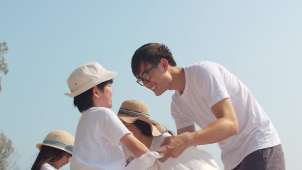 Aziatische Jonge Gelukkige Familie Activisten Verzamelen Plastic Afval Het Strand — Stockvideo