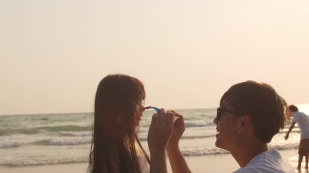 Азиатская Молодая Счастливая Семья Наслаждается Отдыхом Пляже Вечером Папа Помогает — стоковое видео