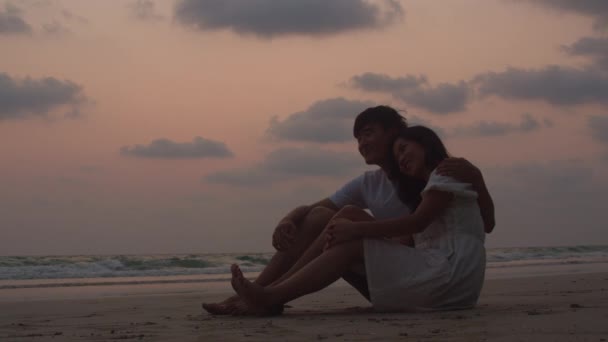 Asiático Jovem Família Feliz Desfrutar Férias Praia Noite Pai Mãe — Vídeo de Stock