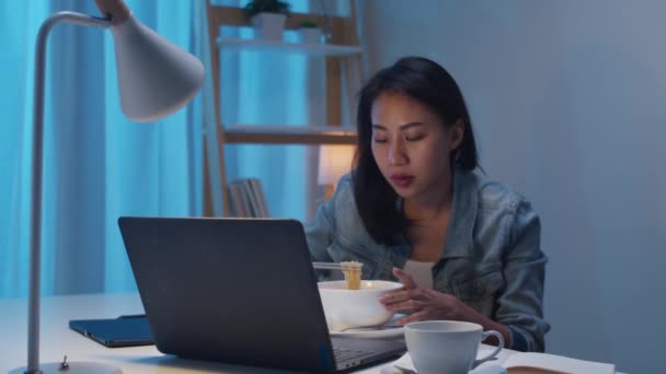 Ásia Freelance Mulheres Negócios Inteligentes Comer Macarrão Instantâneo Enquanto Trabalhava — Vídeo de Stock