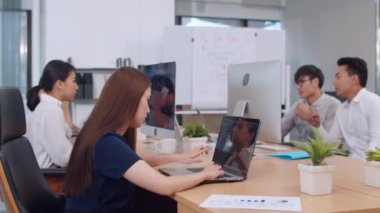 Çok kültürlü ve çok kültürlü iş adamlarından oluşan ortaklaşa bir grup yaratıcı ofiste çalışırken iletişim kuran ve teknolojiyi kullanan insanlar. Genç profesyonellerden oluşan Asya takımı.