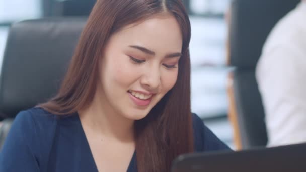 아시아의 성공적 아름다운 사업가인 여성은 직장에서 일하는 컴퓨터에서 창조적 아이디어에 — 비디오