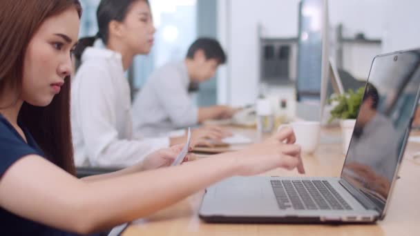 사업가들의 협력적 프로세스 그룹은 창의적 사무실에서 일하는 의사소통 기술을 아시아의 — 비디오